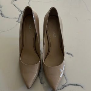 Nine West nude patent leather pumps